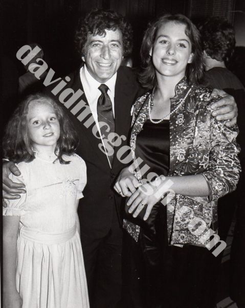 Tony Bennett with daughters Antonia, and Joanna 1984, NY.jpg